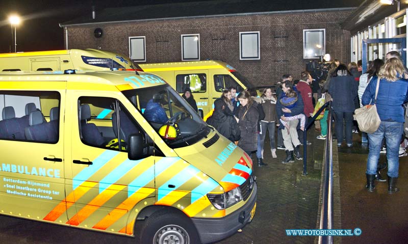 15020113.jpg - FOTOOPDRACHT:Rotterdam:01-02-2015:Foto: Bewoners worden opgevangen bij Goede Herderkerk.Explosies met grote brand in flatgebouw in Moddermanstraat Schiebroek Rotterdam. De hulpdiensten zijn zondagmiddag groots uitgerukt. Door nog onbekende oorzaak ontstonden er meerdere explosies op de derde etage van het flatgebouw. De brandweer heeft opgeschaald naar Zeer grote brand en GRIP 2 situatie. Volgens meerdere getuigen is er uit een van de woningen een man gewond uit het pand gehaald. Hoe de brand heeft kunnen ontstaan is niet bekend, hulpdiensten zijn ter plaatse om de brand te blussen. Ambulance personeel zorg voor de meerdere gewonden, gehavende flatgebouw is door de hulpdiensten ontruimd. er zijn vele gewonden gevallen en oo 100 de ruiten in de omgeving gesneuveld.Deze digitale foto blijft eigendom van FOTOPERSBURO BUSINK. Wij hanteren de voorwaarden van het N.V.F. en N.V.J. Gebruik van deze foto impliceert dat u bekend bent  en akkoord gaat met deze voorwaarden bij publicatie.EB/ETIENNE BUSINK