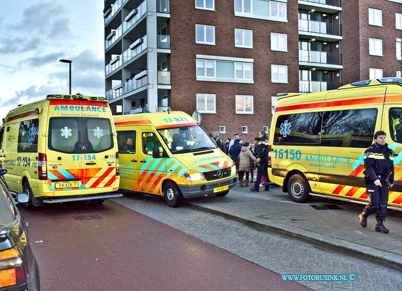 15020114.jpg - FOTOOPDRACHT:Rotterdam:01-02-2015:Explosies met grote brand in flatgebouw in Moddermanstraat Schiebroek Rotterdam. De hulpdiensten zijn zondagmiddag groots uitgerukt. Door nog onbekende oorzaak ontstonden er meerdere explosies op de derde etage van het flatgebouw. De brandweer heeft opgeschaald naar Zeer grote brand en GRIP 2 situatie. Volgens meerdere getuigen is er uit een van de woningen een man gewond uit het pand gehaald. Hoe de brand heeft kunnen ontstaan is niet bekend, hulpdiensten zijn ter plaatse om de brand te blussen. Ambulance personeel zorg voor de meerdere gewonden, gehavende flatgebouw is door de hulpdiensten ontruimd. er zijn vele gewonden gevallen en oo 100 de ruiten in de omgeving gesneuveld.Deze digitale foto blijft eigendom van FOTOPERSBURO BUSINK. Wij hanteren de voorwaarden van het N.V.F. en N.V.J. Gebruik van deze foto impliceert dat u bekend bent  en akkoord gaat met deze voorwaarden bij publicatie.EB/ETIENNE BUSINK