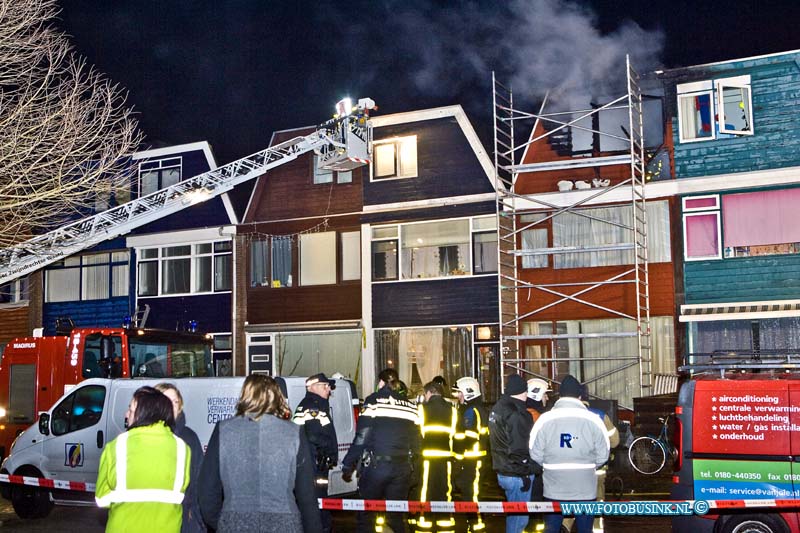 15020603.jpg - FOTOOPDRACHT:Zwijndrecht:06-02-2015:Aan de Van Weerden Poelmanstraat in Zwijndrecht is deze nacht een zolder van een rijtjeshuis uitgebrand. De bewoners konden op tijd wegkomen nadat ze het vuur hadden ontdekt. De bewoners van het huis dat in brand stond kunnen niet meer terug. Voor hen is opvang geregeld op een andere locatie. Andeer bewoners konden nog hun huisdieren redden.Deze digitale foto blijft eigendom van FOTOPERSBURO BUSINK. Wij hanteren de voorwaarden van het N.V.F. en N.V.J. Gebruik van deze foto impliceert dat u bekend bent  en akkoord gaat met deze voorwaarden bij publicatie.EB/ETIENNE BUSINK