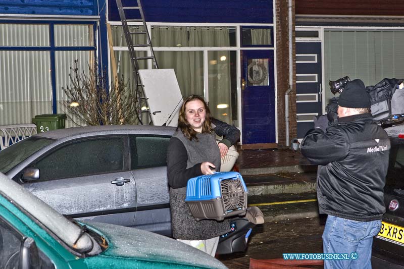 15020604.jpg - FOTOOPDRACHT:Zwijndrecht:06-02-2015:Aan de Van Weerden Poelmanstraat in Zwijndrecht is deze nacht een zolder van een rijtjeshuis uitgebrand. De bewoners konden op tijd wegkomen nadat ze het vuur hadden ontdekt. De bewoners van het huis dat in brand stond kunnen niet meer terug. Voor hen is opvang geregeld op een andere locatie. Andeer bewoners konden nog hun huisdieren redden.Deze digitale foto blijft eigendom van FOTOPERSBURO BUSINK. Wij hanteren de voorwaarden van het N.V.F. en N.V.J. Gebruik van deze foto impliceert dat u bekend bent  en akkoord gaat met deze voorwaarden bij publicatie.EB/ETIENNE BUSINK