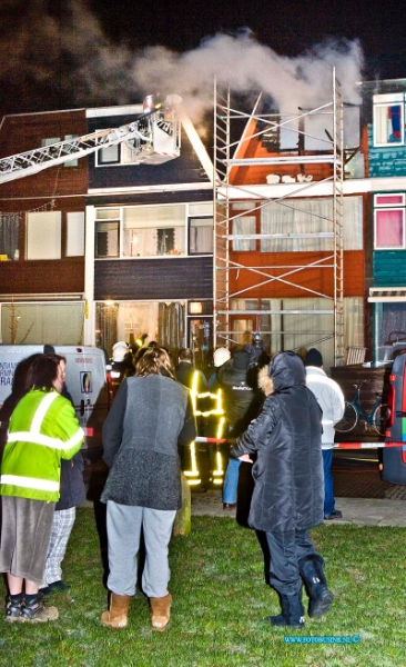 15020605.jpg - FOTOOPDRACHT:Zwijndrecht:06-02-2015:Aan de Van Weerden Poelmanstraat in Zwijndrecht is deze nacht een zolder van een rijtjeshuis uitgebrand. De bewoners konden op tijd wegkomen nadat ze het vuur hadden ontdekt. De bewoners van het huis dat in brand stond kunnen niet meer terug. Voor hen is opvang geregeld op een andere locatie. Andeer bewoners konden nog hun huisdieren redden.Deze digitale foto blijft eigendom van FOTOPERSBURO BUSINK. Wij hanteren de voorwaarden van het N.V.F. en N.V.J. Gebruik van deze foto impliceert dat u bekend bent  en akkoord gaat met deze voorwaarden bij publicatie.EB/ETIENNE BUSINK