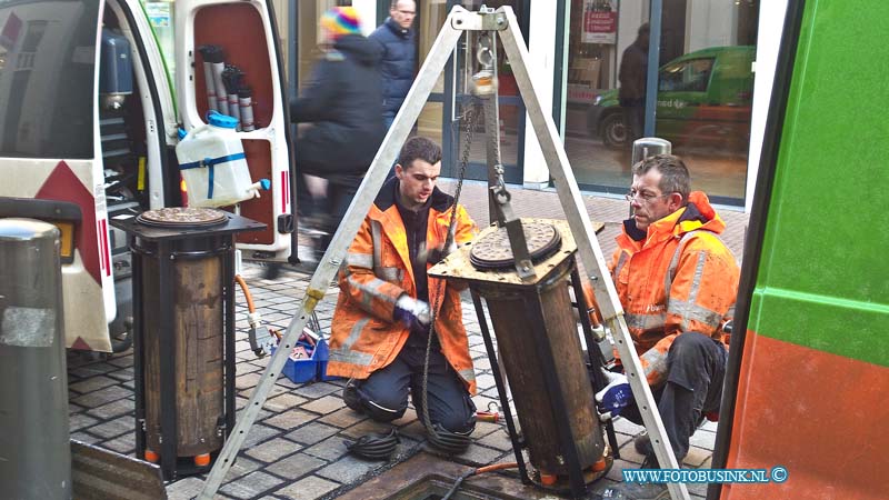 15020607.jpg - FOTOOPDRACHT:Dordrecht:06-02-2015:Vanmiddag werd de poller aan de visstraat voor onderhoud vervangen. na een half uurtje was oponthoud weer opgelost, er is zolang een andere poller geplaats.Deze digitale foto blijft eigendom van FOTOPERSBURO BUSINK. Wij hanteren de voorwaarden van het N.V.F. en N.V.J. Gebruik van deze foto impliceert dat u bekend bent  en akkoord gaat met deze voorwaarden bij publicatie.EB/ETIENNE BUSINK