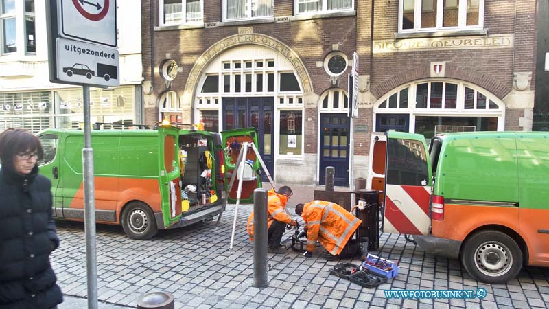 15020608.jpg - FOTOOPDRACHT:Dordrecht:06-02-2015:Vanmiddag werd de poller aan de visstraat voor onderhoud vervangen. na een half uurtje was oponthoud weer opgelost, er is zolang een andere poller geplaats.Deze digitale foto blijft eigendom van FOTOPERSBURO BUSINK. Wij hanteren de voorwaarden van het N.V.F. en N.V.J. Gebruik van deze foto impliceert dat u bekend bent  en akkoord gaat met deze voorwaarden bij publicatie.EB/ETIENNE BUSINK