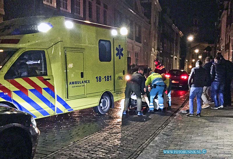 15020701.jpg - FOTOOPDRACHT:Dordrecht:07-02-2015:In de nacht van vrijdag op zaterdag 7 februari 2015 om 03:37 is de ambulancedienst met grote spoed uitgereden naar Grotekerksbuurt 51 te Dordrecht. daar lag een jongeman gewond op straat, hij is door de ambulancemeegenomen naar het ziekenhuis voor onderzoek. De politie kon nog niet vertellen wat de oorzaak precies was, maar mogelijk te gevolgen van een geweld misdrijf.Deze digitale foto blijft eigendom van FOTOPERSBURO BUSINK. Wij hanteren de voorwaarden van het N.V.F. en N.V.J. Gebruik van deze foto impliceert dat u bekend bent  en akkoord gaat met deze voorwaarden bij publicatie.EB/ETIENNE BUSINK