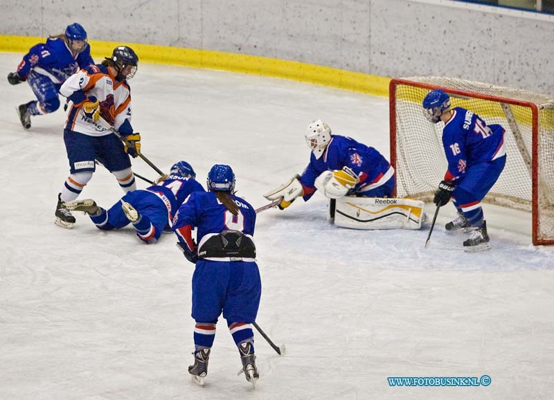 15020702.jpg - FOTOOPDRACHT:Dordrecht:07-02-2015:Het nationale vrouwenteam speelt op zaterdag 7 februari een oefenwedstrijd tegen het Nationale damesteam van Groot Brittannië.  Ijshal sportboulevard Dordrecht. De wedstrijd word gespeeld als voorbereiding op het wereldkampioenschap Divisie I Groep B in Peking (6 t/m 12 april 2015).Deze digitale foto blijft eigendom van FOTOPERSBURO BUSINK. Wij hanteren de voorwaarden van het N.V.F. en N.V.J. Gebruik van deze foto impliceert dat u bekend bent  en akkoord gaat met deze voorwaarden bij publicatie.EB/ETIENNE BUSINK