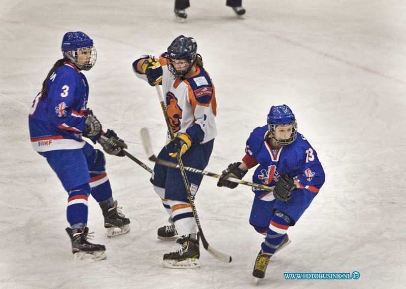 15020703.jpg - FOTOOPDRACHT:Dordrecht:07-02-2015:Het nationale vrouwenteam speelt op zaterdag 7 februari een oefenwedstrijd tegen het Nationale damesteam van Groot Brittannië.  Ijshal sportboulevard Dordrecht. De wedstrijd word gespeeld als voorbereiding op het wereldkampioenschap Divisie I Groep B in Peking (6 t/m 12 april 2015).Deze digitale foto blijft eigendom van FOTOPERSBURO BUSINK. Wij hanteren de voorwaarden van het N.V.F. en N.V.J. Gebruik van deze foto impliceert dat u bekend bent  en akkoord gaat met deze voorwaarden bij publicatie.EB/ETIENNE BUSINK