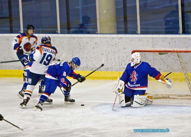 15020704.jpg - FOTOOPDRACHT:Dordrecht:07-02-2015:Het nationale vrouwenteam speelt op zaterdag 7 februari een oefenwedstrijd tegen het Nationale damesteam van Groot Brittannië.  Ijshal sportboulevard Dordrecht. De wedstrijd word gespeeld als voorbereiding op het wereldkampioenschap Divisie I Groep B in Peking (6 t/m 12 april 2015).Deze digitale foto blijft eigendom van FOTOPERSBURO BUSINK. Wij hanteren de voorwaarden van het N.V.F. en N.V.J. Gebruik van deze foto impliceert dat u bekend bent  en akkoord gaat met deze voorwaarden bij publicatie.EB/ETIENNE BUSINK