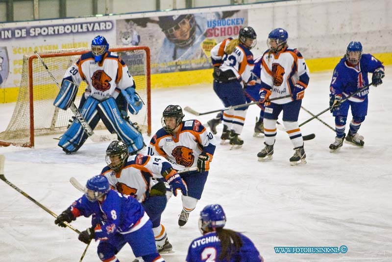 15020705.jpg - FOTOOPDRACHT:Dordrecht:07-02-2015:Het nationale vrouwenteam speelt op zaterdag 7 februari een oefenwedstrijd tegen het Nationale damesteam van Groot Brittannië.  Ijshal sportboulevard Dordrecht. De wedstrijd word gespeeld als voorbereiding op het wereldkampioenschap Divisie I Groep B in Peking (6 t/m 12 april 2015).Deze digitale foto blijft eigendom van FOTOPERSBURO BUSINK. Wij hanteren de voorwaarden van het N.V.F. en N.V.J. Gebruik van deze foto impliceert dat u bekend bent  en akkoord gaat met deze voorwaarden bij publicatie.EB/ETIENNE BUSINK