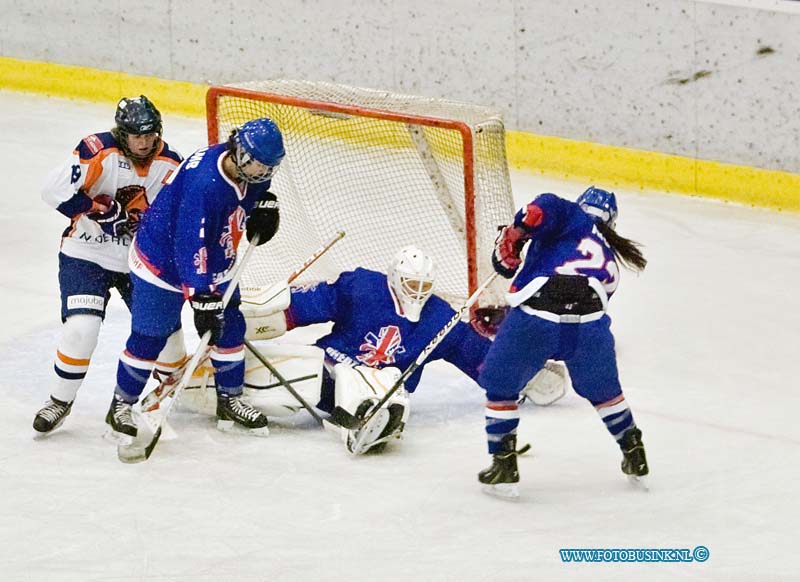 15020707.jpg - FOTOOPDRACHT:Dordrecht:07-02-2015:Het nationale vrouwenteam speelt op zaterdag 7 februari een oefenwedstrijd tegen het Nationale damesteam van Groot Brittannië.  Ijshal sportboulevard Dordrecht. De wedstrijd word gespeeld als voorbereiding op het wereldkampioenschap Divisie I Groep B in Peking (6 t/m 12 april 2015).Deze digitale foto blijft eigendom van FOTOPERSBURO BUSINK. Wij hanteren de voorwaarden van het N.V.F. en N.V.J. Gebruik van deze foto impliceert dat u bekend bent  en akkoord gaat met deze voorwaarden bij publicatie.EB/ETIENNE BUSINK