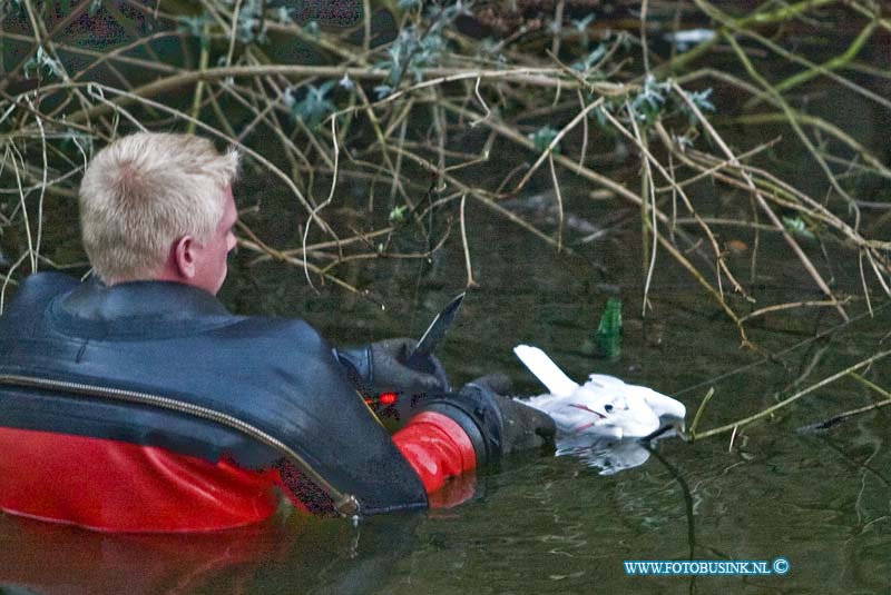 15020801.jpg - FOTOOPDRACHT:Dordrecht:08-02-2015:Een  brandweer duiker heeft aan het begin van zondagavond een meerkoetje gered in de vijver aan het Selma lagerlof-erf die verstrik zat in een vis tuigje met een dobber, dat ook vast kwam te zitten in een tak die over de vijver groeiden. De dieren ambulance naam de meerkoet mee, zo op het eerste gezicht maakte de meerkoek het goed maar moest het vistuigje nog wel uit de vleugels geknoopt worden voor hij weer terug de natuur in kan. Helaas komt het vaker voor dat kinderen of volwassenen die vissen tuigjes in het water achterlaten waar dan vogels soms met de dood in verstrikt raken.  Deze digitale foto blijft eigendom van FOTOPERSBURO BUSINK. Wij hanteren de voorwaarden van het N.V.F. en N.V.J. Gebruik van deze foto impliceert dat u bekend bent  en akkoord gaat met deze voorwaarden bij publicatie.EB/ETIENNE BUSINK