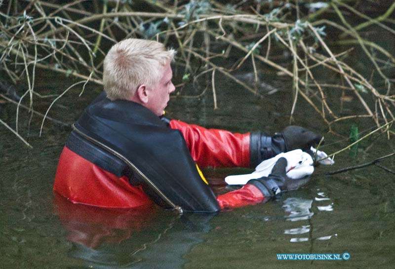 15020804.jpg - FOTOOPDRACHT:Dordrecht:08-02-2015:Een  brandweer duiker heeft aan het begin van zondagavond een meerkoetje gered in de vijver aan het Selma lagerlof-erf die verstrik zat in een vis tuigje met een dobber, dat ook vast kwam te zitten in een tak die over de vijver groeiden. De dieren ambulance naam de meerkoet mee, zo op het eerste gezicht maakte de meerkoek het goed maar moest het vistuigje nog wel uit de vleugels geknoopt worden voor hij weer terug de natuur in kan. Helaas komt het vaker voor dat kinderen of volwassenen die vissen tuigjes in het water achterlaten waar dan vogels soms met de dood in verstrikt raken.  Deze digitale foto blijft eigendom van FOTOPERSBURO BUSINK. Wij hanteren de voorwaarden van het N.V.F. en N.V.J. Gebruik van deze foto impliceert dat u bekend bent  en akkoord gaat met deze voorwaarden bij publicatie.EB/ETIENNE BUSINK