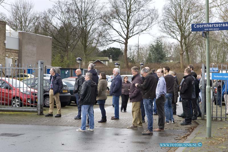 15021002.jpg - FOTOOPDRACHT:Dordrecht:10-02-2015:Foto: Het wachtende personeel buiten op de parkeerplaats.Bij het Nederlands Meetinstituut, aan het Hugo de Grootplein,  woedde dinsdagochtend een kleine brand. In het gebouw zou een waterkoker te warm zijn geworden waardoor er rook en brand was ontstaan. Brandweer en politie kwamen snel ter plaatse en hadden de situatie snel onder controle.Deze digitale foto blijft eigendom van FOTOPERSBURO BUSINK. Wij hanteren de voorwaarden van het N.V.F. en N.V.J. Gebruik van deze foto impliceert dat u bekend bent  en akkoord gaat met deze voorwaarden bij publicatie.EB/ETIENNE BUSINK