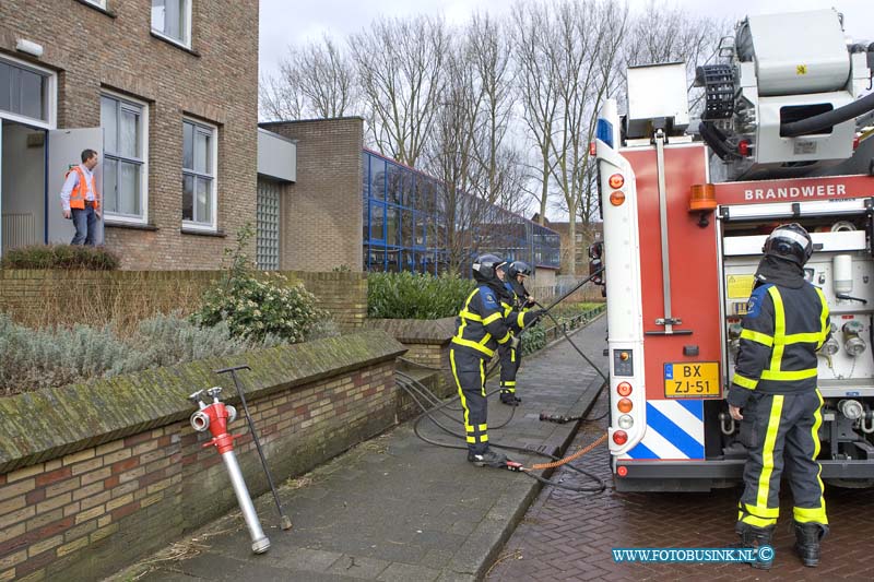 15021003.jpg - FOTOOPDRACHT:Dordrecht:10-02-2015:Bij het Nederlands Meetinstituut, aan het Hugo de Grootplein,  woedde dinsdagochtend een kleine brand. In het gebouw zou een waterkoker te warm zijn geworden waardoor er rook en brand was ontstaan. Brandweer en politie kwamen snel ter plaatse en hadden de situatie snel onder controle.Deze digitale foto blijft eigendom van FOTOPERSBURO BUSINK. Wij hanteren de voorwaarden van het N.V.F. en N.V.J. Gebruik van deze foto impliceert dat u bekend bent  en akkoord gaat met deze voorwaarden bij publicatie.EB/ETIENNE BUSINK