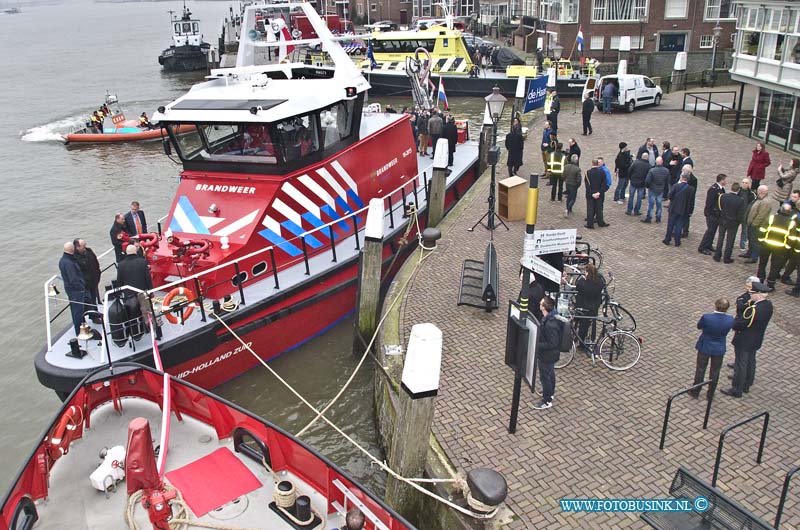 15021201.jpg - FOTOOPDRACHT:Dordrecht:12-02-2015:Donderdag 12 februari vindt de doop plaats van de nieuwe blusboot voor de brandweer Zuid-Holland Zuid aan het Groothoofd/Boomstraat 32.  De huidige blusboot, de Zuid-Holland, is ruim 30 jaar oud en aan vervanging toe.  De doop wordt verricht door mevrouw Schutte.Deze digitale foto blijft eigendom van FOTOPERSBURO BUSINK. Wij hanteren de voorwaarden van het N.V.F. en N.V.J. Gebruik van deze foto impliceert dat u bekend bent  en akkoord gaat met deze voorwaarden bij publicatie.EB/ETIENNE BUSINK