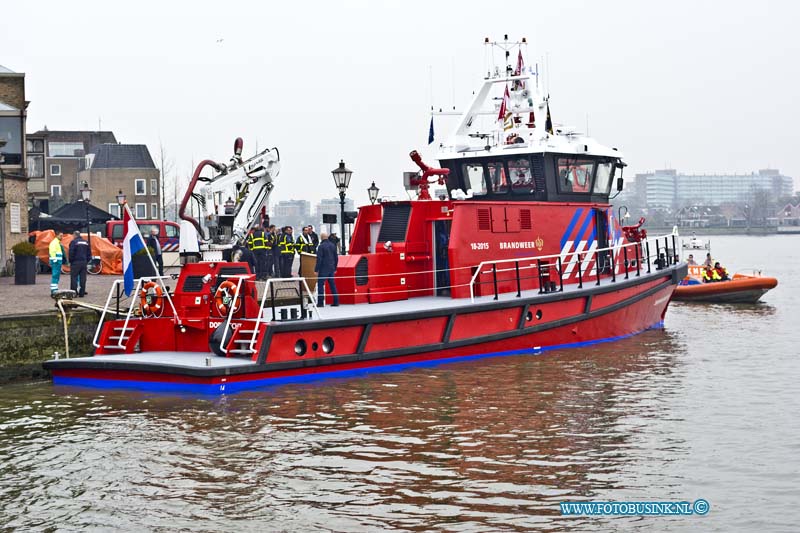 15021203.jpg - FOTOOPDRACHT:Dordrecht:12-02-2015:Donderdag 12 februari vindt de doop plaats van de nieuwe blusboot voor de brandweer Zuid-Holland Zuid aan het Groothoofd/Boomstraat 32.  De huidige blusboot, de Zuid-Holland, is ruim 30 jaar oud en aan vervanging toe.  De doop wordt verricht door mevrouw Schutte.Deze digitale foto blijft eigendom van FOTOPERSBURO BUSINK. Wij hanteren de voorwaarden van het N.V.F. en N.V.J. Gebruik van deze foto impliceert dat u bekend bent  en akkoord gaat met deze voorwaarden bij publicatie.EB/ETIENNE BUSINK