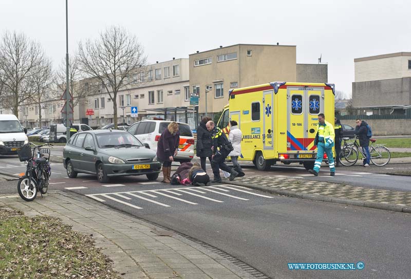 15021205.jpg - Donderdag 12 Februari 2015 omstreeks 12 uur gebeurde er op de Chico Mendesring te Dordrecht een aanrijding tussen een auto en een bromfiester, deze raakt gewond en werd ter controle naar een ziekenhuis vervoerd. De politie stelt een onderzoek in naar de toedracht van het ongeval. Novum/eb/str.ETIENNE BUSINK