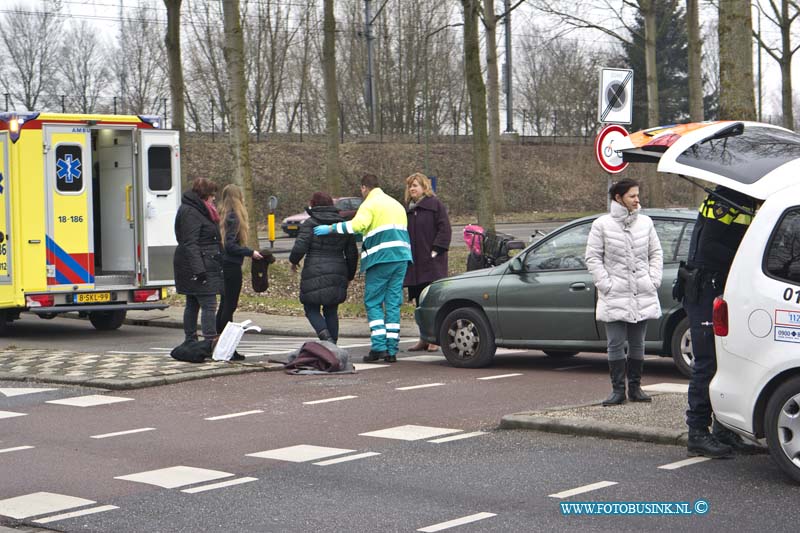 15021206.jpg - Donderdag 12 Februari 2015 omstreeks 12 uur gebeurde er op de Chico Mendesring te Dordrecht een aanrijding tussen een auto en een bromfiester, deze raakt gewond en werd ter controle naar een ziekenhuis vervoerd. De politie stelt een onderzoek in naar de toedracht van het ongeval. Novum/eb/str.ETIENNE BUSINK