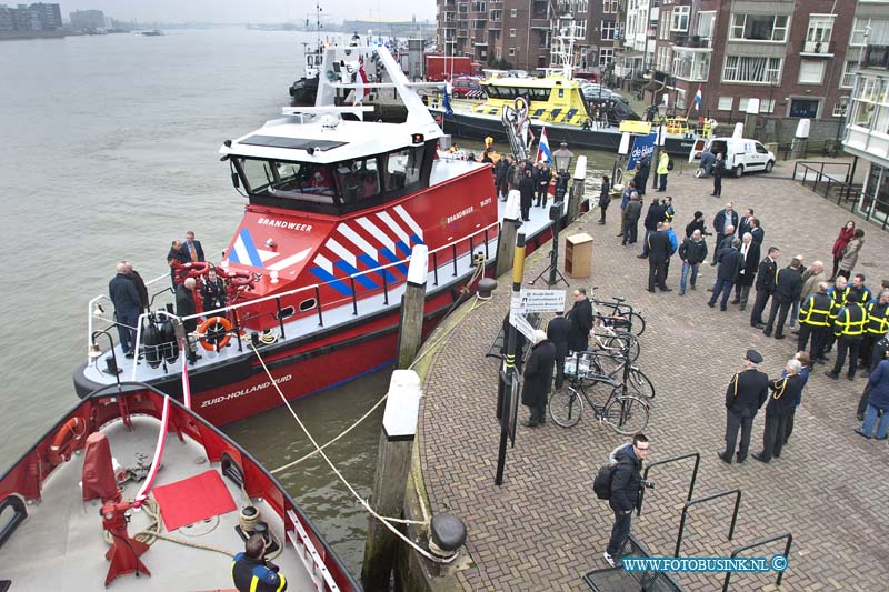 15021207.jpg - FOTOOPDRACHT:Dordrecht:12-02-2015:Donderdag 12 februari vindt de doop plaats van de nieuwe blusboot voor de brandweer Zuid-Holland Zuid aan het Groothoofd/Boomstraat 32.  De huidige blusboot, de Zuid-Holland, is ruim 30 jaar oud en aan vervanging toe.  De doop wordt verricht door mevrouw Schutte.Deze digitale foto blijft eigendom van FOTOPERSBURO BUSINK. Wij hanteren de voorwaarden van het N.V.F. en N.V.J. Gebruik van deze foto impliceert dat u bekend bent  en akkoord gaat met deze voorwaarden bij publicatie.EB/ETIENNE BUSINK