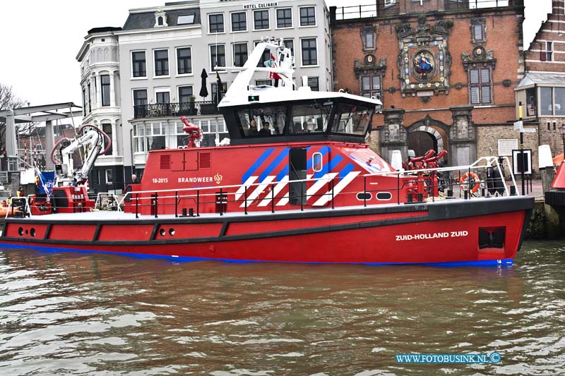 15021208.jpg - FOTOOPDRACHT:Dordrecht:12-02-2015:Donderdag 12 februari vindt de doop plaats van de nieuwe blusboot voor de brandweer Zuid-Holland Zuid aan het Groothoofd/Boomstraat 32.  De huidige blusboot, de Zuid-Holland, is ruim 30 jaar oud en aan vervanging toe.  De doop wordt verricht door mevrouw Schutte.Deze digitale foto blijft eigendom van FOTOPERSBURO BUSINK. Wij hanteren de voorwaarden van het N.V.F. en N.V.J. Gebruik van deze foto impliceert dat u bekend bent  en akkoord gaat met deze voorwaarden bij publicatie.EB/ETIENNE BUSINK