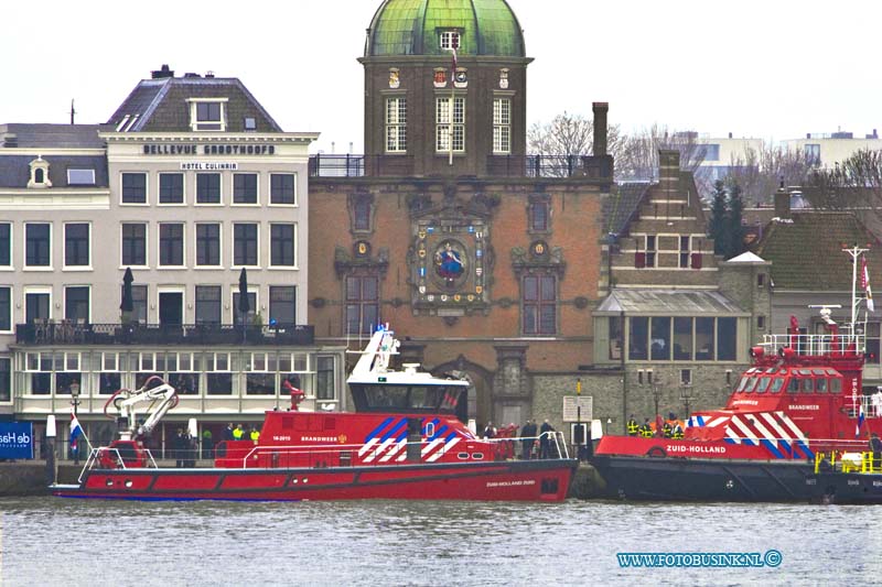 15021209.jpg - FOTOOPDRACHT:Dordrecht:12-02-2015:Donderdag 12 februari vindt de doop plaats van de nieuwe blusboot voor de brandweer Zuid-Holland Zuid aan het Groothoofd/Boomstraat 32.  De huidige blusboot, de Zuid-Holland, is ruim 30 jaar oud en aan vervanging toe.  De doop wordt verricht door mevrouw Schutte.Deze digitale foto blijft eigendom van FOTOPERSBURO BUSINK. Wij hanteren de voorwaarden van het N.V.F. en N.V.J. Gebruik van deze foto impliceert dat u bekend bent  en akkoord gaat met deze voorwaarden bij publicatie.EB/ETIENNE BUSINK