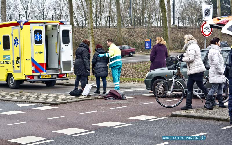 15021210.jpg - FOTOOPDRACHT:Dordrecht:12-02-2015:Donderdag 12 Februari 2015 omstreeks 12 uur gebeurde er op de Chico Mendesring te Dordrecht een aanrijding tussen een auto en een bromfiester, deze raakt gewond en werd ter controle naar een ziekenhuis vervoerd. De politie stelt een onderzoek in naar de toedracht van het ongeval. Deze digitale foto blijft eigendom van FOTOPERSBURO BUSINK. Wij hanteren de voorwaarden van het N.V.F. en N.V.J. Gebruik van deze foto impliceert dat u bekend bent  en akkoord gaat met deze voorwaarden bij publicatie.EB/ETIENNE BUSINK