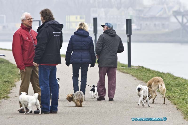 15021213.jpg - FOTOOPDRACHT:Papendrecht:12-02-2015:Honden uitlaten en spelen op speciale plekken door het opstellen van regels voor hondenbezitters toezichthouders controleren dagelijks of hondenbezitters zich aan deze regels houden. Zoals op de foto langs de rivier.Deze digitale foto blijft eigendom van FOTOPERSBURO BUSINK. Wij hanteren de voorwaarden van het N.V.F. en N.V.J. Gebruik van deze foto impliceert dat u bekend bent  en akkoord gaat met deze voorwaarden bij publicatie.EB/ETIENNE BUSINK