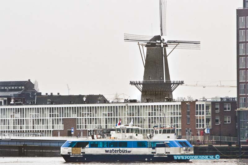 15021216.jpg - De Waterbus vaart over Het drie rivieren punt met op de achtergrond de stad Dordrecht dat ligt op de plaats waar de Merwede zich splitst in de Noord en de Oude Maas.Novum/eb/str.ETIENNE BUSINK