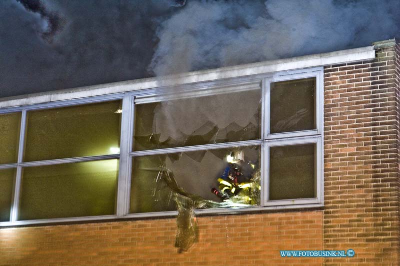 15021403.jpg - FOTOOPDRACHT:Dordrecht:14-02-2015:Zaterdag 14 februari 2015 vroeg in de ochtend is er brand uitgebroken in de boven zaal nabij de bar van het voormalig Sportschool complex Budokai Vleesenbeek aan de Zuidendijk 211a in Dordrecht. Er huist nu een vadergoep in het pand en diverse andere vereningen waaronder een muziekkorps. Over de toedracht van de brand is nog niet bekend. Deze digitale foto blijft eigendom van FOTOPERSBURO BUSINK. Wij hanteren de voorwaarden van het N.V.F. en N.V.J. Gebruik van deze foto impliceert dat u bekend bent  en akkoord gaat met deze voorwaarden bij publicatie.EB/ETIENNE BUSINK