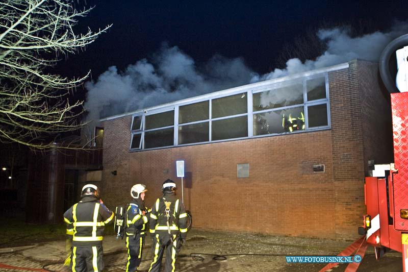 15021405.jpg - FOTOOPDRACHT:Dordrecht:14-02-2015:Zaterdag 14 februari 2015 vroeg in de ochtend is er brand uitgebroken in de boven zaal nabij de bar van het voormalig Sportschool complex Budokai Vleesenbeek aan de Zuidendijk 211a in Dordrecht. Er huist nu een vadergoep in het pand en diverse andere vereningen waaronder een muziekkorps. Over de toedracht van de brand is nog niet bekend. Deze digitale foto blijft eigendom van FOTOPERSBURO BUSINK. Wij hanteren de voorwaarden van het N.V.F. en N.V.J. Gebruik van deze foto impliceert dat u bekend bent  en akkoord gaat met deze voorwaarden bij publicatie.EB/ETIENNE BUSINK