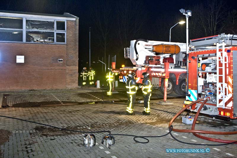 15021406.jpg - FOTOOPDRACHT:Dordrecht:14-02-2015:Zaterdag 14 februari 2015 vroeg in de ochtend is er brand uitgebroken in de boven zaal nabij de bar van het voormalig Sportschool complex Budokai Vleesenbeek aan de Zuidendijk 211a in Dordrecht. Er huist nu een vadergoep in het pand en diverse andere vereningen waaronder een muziekkorps. Over de toedracht van de brand is nog niet bekend. Deze digitale foto blijft eigendom van FOTOPERSBURO BUSINK. Wij hanteren de voorwaarden van het N.V.F. en N.V.J. Gebruik van deze foto impliceert dat u bekend bent  en akkoord gaat met deze voorwaarden bij publicatie.EB/ETIENNE BUSINK