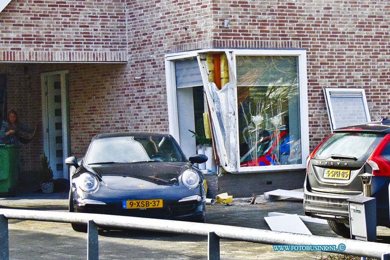 15021407.jpg - Hendrik-Ido-Ambacht op 14 februari is aan de Vrouwgeleweg in Hendrik-Ido-Ambacht heeft een Porsche een gevel van een huis geramd. De Porsche bestuurder/bestuurster heeft tijdens het achteruit rijden iets fout gegaan en heeft de Gevel van het huis geramd en werd de Brandweer Gealarmeerd en heeft de woning veilig gesteld en is kort daarna weer ingerukt tijdens dit ongeval zijn er geen gewonden gevallen.Novum/eb/str.ETIENNE BUSINK