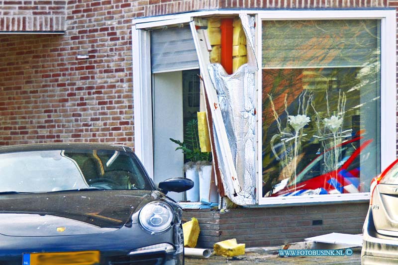 15021408.jpg - FOTOOPDRACHT:Hendrik-Ido-Ambacht:14-02-2015:op 14 februari is aan de Vrouwgeleweg in Hendrik-Ido-Ambacht heeft een auto een gevel van een huis geramd. de Porsche bestuurder/bestuurster heeft tijdens het achteruit rijden iets fout gegaan en heeft de Gevel van het huis geramd en werd de Brandweer Gealarmeerd en heeft de woning veilig gesteld en is kort daarna weer ingerukt  tijdens dit ongeval zijn er geen gewonden gevallen.Deze digitale foto blijft eigendom van FOTOPERSBURO BUSINK. Wij hanteren de voorwaarden van het N.V.F. en N.V.J. Gebruik van deze foto impliceert dat u bekend bent  en akkoord gaat met deze voorwaarden bij publicatie.EB/ETIENNE BUSINK