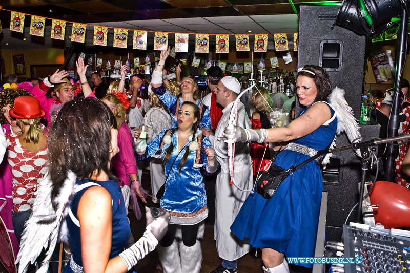 15021413.jpg - FOTOOPDRACHT:Dordrecht :14-02-2015:Carnavals feest bij Brasserie-Sociëteit De Schaapskooi in Krommedijk 210 Carnavalsvereniging de Schenkeltrappers en Carnavalsgilde Nar Veure, organiseren wederom het Narretrappersbal.Deze digitale foto blijft eigendom van FOTOPERSBURO BUSINK. Wij hanteren de voorwaarden van het N.V.F. en N.V.J. Gebruik van deze foto impliceert dat u bekend bent  en akkoord gaat met deze voorwaarden bij publicatie.EB/ETIENNE BUSINK