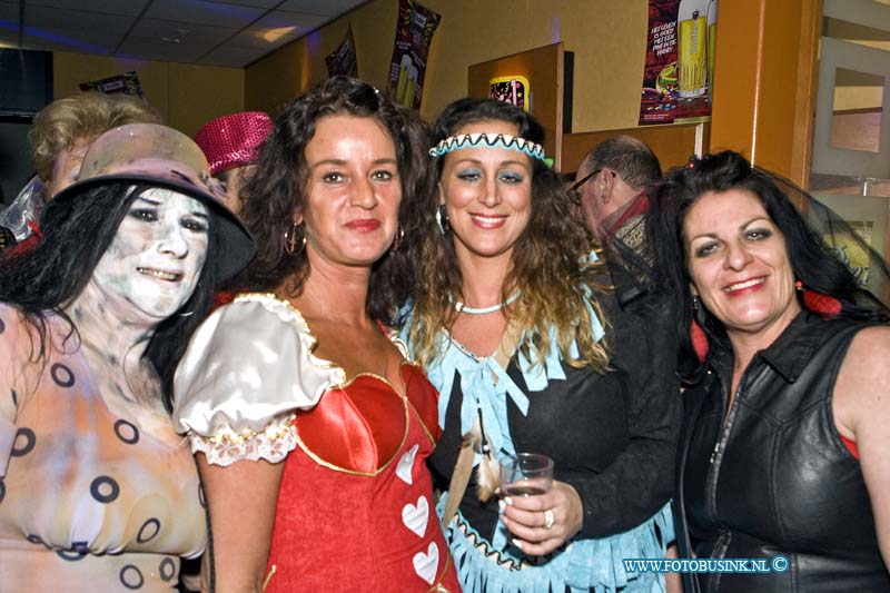 15021422.jpg - FOTOOPDRACHT:Dordrecht :14-02-2015:Carnavals feest bij Brasserie-Sociëteit De Schaapskooi in Krommedijk 210 Carnavalsvereniging de Schenkeltrappers en Carnavalsgilde Nar Veure, organiseren wederom het Narretrappersbal.Deze digitale foto blijft eigendom van FOTOPERSBURO BUSINK. Wij hanteren de voorwaarden van het N.V.F. en N.V.J. Gebruik van deze foto impliceert dat u bekend bent  en akkoord gaat met deze voorwaarden bij publicatie.EB/ETIENNE BUSINK