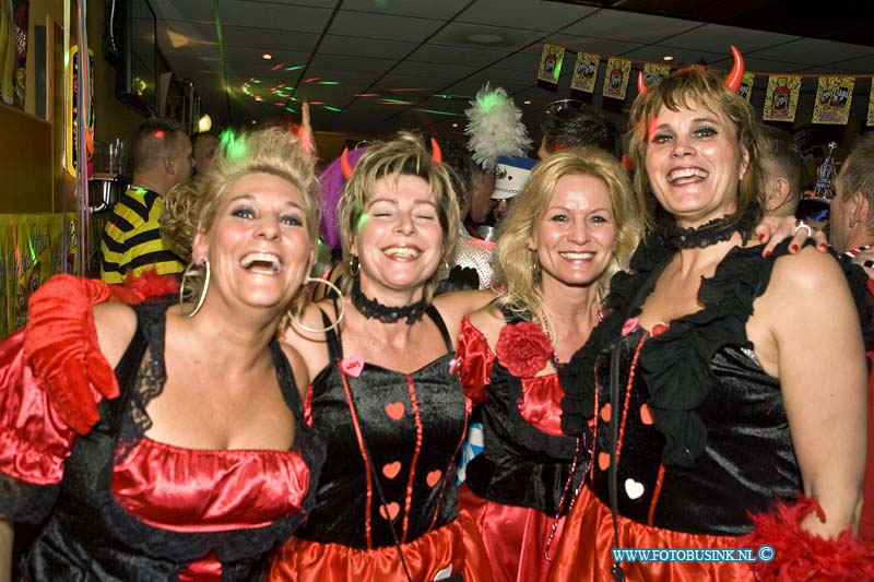 15021423.jpg - FOTOOPDRACHT:Dordrecht :14-02-2015:Carnavals feest bij Brasserie-Sociëteit De Schaapskooi in Krommedijk 210 Carnavalsvereniging de Schenkeltrappers en Carnavalsgilde Nar Veure, organiseren wederom het Narretrappersbal.Deze digitale foto blijft eigendom van FOTOPERSBURO BUSINK. Wij hanteren de voorwaarden van het N.V.F. en N.V.J. Gebruik van deze foto impliceert dat u bekend bent  en akkoord gaat met deze voorwaarden bij publicatie.EB/ETIENNE BUSINK