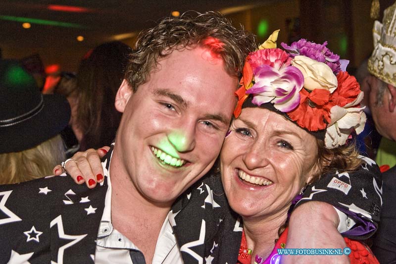 15021442.jpg - FOTOOPDRACHT:Dordrecht :14-02-2015:Carnavals feest bij Brasserie-Sociëteit De Schaapskooi in Krommedijk 210 Carnavalsvereniging de Schenkeltrappers en Carnavalsgilde Nar Veure, organiseren wederom het Narretrappersbal.Deze digitale foto blijft eigendom van FOTOPERSBURO BUSINK. Wij hanteren de voorwaarden van het N.V.F. en N.V.J. Gebruik van deze foto impliceert dat u bekend bent  en akkoord gaat met deze voorwaarden bij publicatie.EB/ETIENNE BUSINK