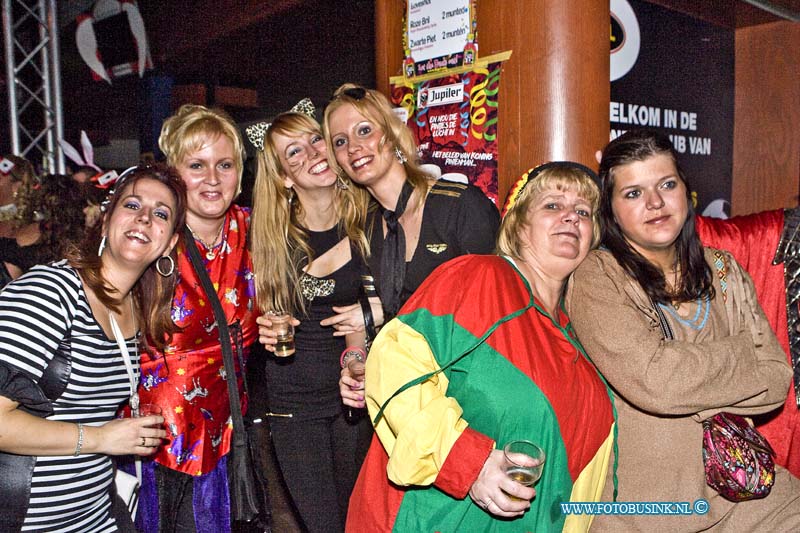 15021443.jpg - FOTOOPDRACHT:Dordrecht :14-02-2015:Carnavals feest bij Brasserie-Sociëteit De Schaapskooi in Krommedijk 210 Carnavalsvereniging de Schenkeltrappers en Carnavalsgilde Nar Veure, organiseren wederom het Narretrappersbal.Deze digitale foto blijft eigendom van FOTOPERSBURO BUSINK. Wij hanteren de voorwaarden van het N.V.F. en N.V.J. Gebruik van deze foto impliceert dat u bekend bent  en akkoord gaat met deze voorwaarden bij publicatie.EB/ETIENNE BUSINK