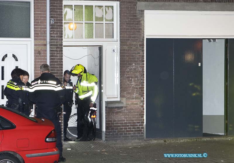 15021501.jpg - Zondag avond heeft er een soort explosie in een woning aan de Mauritsweg te Dordrecht plaats gevonden. Er raakte zover bekend niemand gewond, bewoners van omliggende panden vlucht na de knal masaal naar buiten. De politie sloot wel de omgeving af met linten en de brandweer controleerde het pand op mogelijke brand en andere gevaarlijk situaties. De politie stelt een onderzoek in naar wat er percies gebeurt is in en bij de woning. Een buiten deur en diverse ramen raakt zwaar beschadigdNovum/eb/str.ETIENNE BUSINK