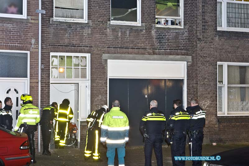 15021504.jpg - FOTOOPDRACHT:Dodrecht:15-02-2015:Zondag avond heeft er een soort explosie in een woning aan de Mauritsweg te Dordrecht plaats gevonden. Er raakte zover bekend niemand gewond, bewoners van omliggende panden vlucht na de knal masaal naar buiten. De politie sloot wel de omgeving af met linten en de brandweer controleerde het pand op mogelijke brand en andere gevaarlijk situaties. De politie stelt een onderzoek in naar wat er percies gebeurt is in en bij de woning.een buiten deur en diverse ramen raakt zwaar beschadigdDeze digitale foto blijft eigendom van FOTOPERSBURO BUSINK. Wij hanteren de voorwaarden van het N.V.F. en N.V.J. Gebruik van deze foto impliceert dat u bekend bent  en akkoord gaat met deze voorwaarden bij publicatie.EB/ETIENNE BUSINK