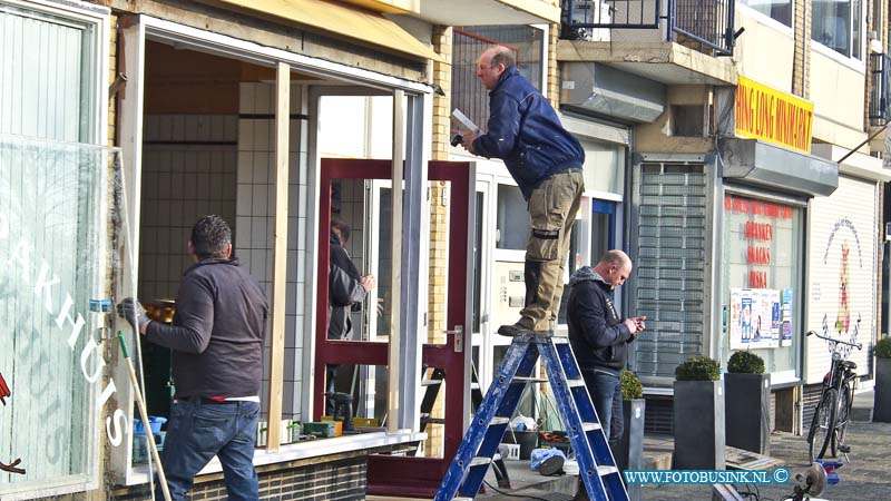 15021601.jpg - Maandagochtend 16 Februari 2015 werdt er gewerkt aan er vervangen van de winkelpuien aan het Paulusplein aan de zijde van de Amalia van Solmsstraat. Na jaren stijden met de eigenaar van de winkels word er nu een opknapbeurt aan de winkelpuien gedaan. Foto het Aardappelpakhuis.Novum/eb/str.ETIENNE BUSINK