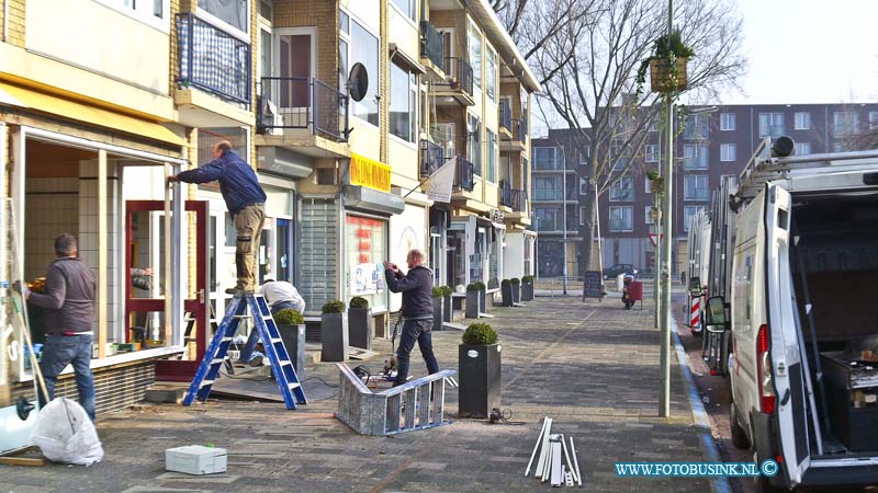 15021602.jpg - Maandagochtend 16 Februari 2015 werdt er gewerkt aan er vervangen van de winkelpuien aan het Paulusplein aan de zijde van de Amalia van Solmsstraat. Na jaren stijden met de eigenaar van de winkels word er nu een opknapbeurt aan de winkelpuien gedaan. Foto het Aardappelpakhuis.Novum/eb/str.ETIENNE BUSINK