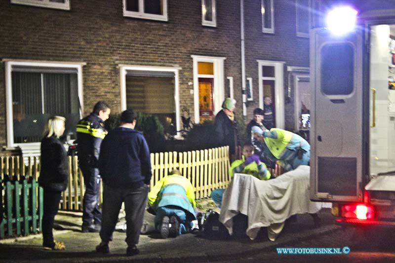 15021604.jpg - FOTOOPDRACHT:Zwijndrecht:16-02-2015:Maandagavond rond 19:30 kwam er de melding van een aanrijding letsel in de Paulus potterstraat Zwijndrecht, eenmaal ter plaatse ligt er een persoon op de stoep. Na verhaal te hebben gevraagt aan de politie en van ooggetuigen blijkt het te gaan om het opzettelijk aanrijden van de persoon na een ruzie.  Deze digitale foto blijft eigendom van FOTOPERSBURO BUSINK. Wij hanteren de voorwaarden van het N.V.F. en N.V.J. Gebruik van deze foto impliceert dat u bekend bent  en akkoord gaat met deze voorwaarden bij publicatie.EB/ETIENNE BUSINK