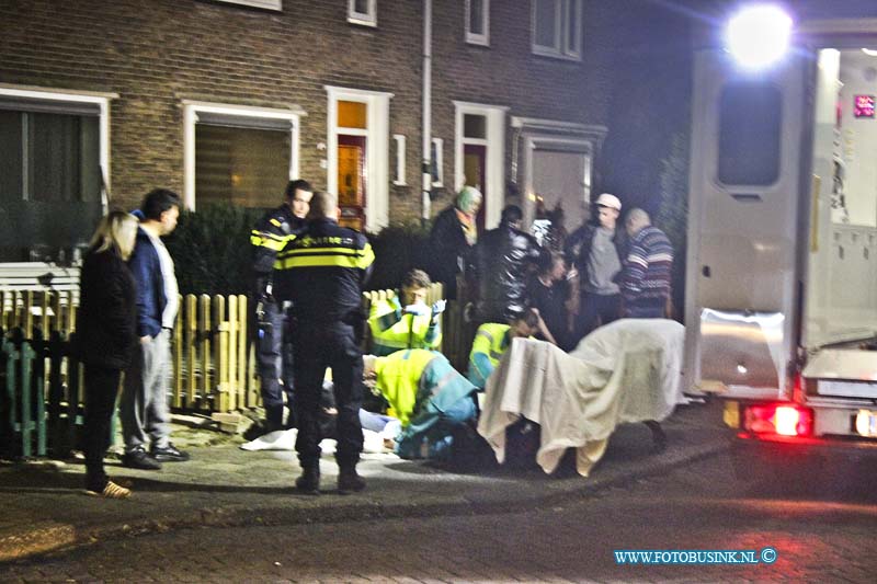 15021605.jpg - FOTOOPDRACHT:Zwijndrecht:16-02-2015:Maandagavond rond 19:30 kwam er de melding van een aanrijding letsel in de Paulus potterstraat Zwijndrecht, eenmaal ter plaatse ligt er een persoon op de stoep. Na verhaal te hebben gevraagt aan de politie en van ooggetuigen blijkt het te gaan om het opzettelijk aanrijden van de persoon na een ruzie.  Deze digitale foto blijft eigendom van FOTOPERSBURO BUSINK. Wij hanteren de voorwaarden van het N.V.F. en N.V.J. Gebruik van deze foto impliceert dat u bekend bent  en akkoord gaat met deze voorwaarden bij publicatie.EB/ETIENNE BUSINK