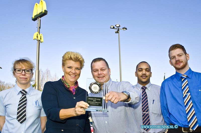 15021901.jpg - FOTOOPDRACHT:Dordrecht:19-02-2015:Vanmorgen is de Excellent CSO Award 2014 MC Donalds restaurant A16 Rijkstraatweg Dordrecht uitgerijkt, aan het personeel en eigenaar van  MC Donalds restaurant A16.Deze digitale foto blijft eigendom van FOTOPERSBURO BUSINK. Wij hanteren de voorwaarden van het N.V.F. en N.V.J. Gebruik van deze foto impliceert dat u bekend bent  en akkoord gaat met deze voorwaarden bij publicatie.EB/ETIENNE BUSINK