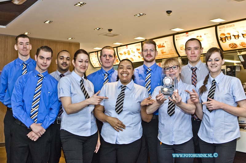 15021902.jpg - FOTOOPDRACHT:Dordrecht:19-02-2015:Vanmorgen is de Excellent CSO Award 2014 MC Donalds restaurant A16 Rijkstraatweg Dordrecht uitgerijkt, aan het personeel en eigenaar van  MC Donalds restaurant A16.Deze digitale foto blijft eigendom van FOTOPERSBURO BUSINK. Wij hanteren de voorwaarden van het N.V.F. en N.V.J. Gebruik van deze foto impliceert dat u bekend bent  en akkoord gaat met deze voorwaarden bij publicatie.EB/ETIENNE BUSINK