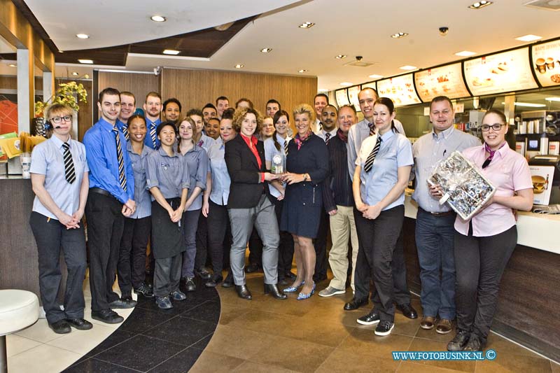 15021903.jpg - FOTOOPDRACHT:Dordrecht:19-02-2015:Vanmorgen is de Excellent CSO Award 2014 MC Donalds restaurant A16 Rijkstraatweg Dordrecht uitgerijkt, aan het personeel en eigenaar van  MC Donalds restaurant A16.Deze digitale foto blijft eigendom van FOTOPERSBURO BUSINK. Wij hanteren de voorwaarden van het N.V.F. en N.V.J. Gebruik van deze foto impliceert dat u bekend bent  en akkoord gaat met deze voorwaarden bij publicatie.EB/ETIENNE BUSINK