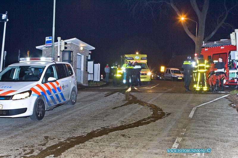 15021906.jpg - FOTOOPDRACHT:Dordrecht:19-02-2015:Vanavond is er op de Provinaleweg in Dordrecht bij de veerpont naar Werkendam, is om onduidelijk reden een auto te water geraakt, de bestuurder kon gered worden, de auto ligt op een plaats waar de veerpont moet aanmeren,later op de avond zal de auto geborgen worden er moest eerst een particuliere duikbedrijf komen om de auto op te zoeken een aan de sleep kabbel van de takelwagen aangekoppeld worden. Tegelijk was er ook een Achter volgeling gaande al waar een agent was aangereden, of deze 2 zaken met elkaar te linken zijn is nog onbekend.  Deze digitale foto blijft eigendom van FOTOPERSBURO BUSINK. Wij hanteren de voorwaarden van het N.V.F. en N.V.J. Gebruik van deze foto impliceert dat u bekend bent  en akkoord gaat met deze voorwaarden bij publicatie.EB/ETIENNE BUSINK