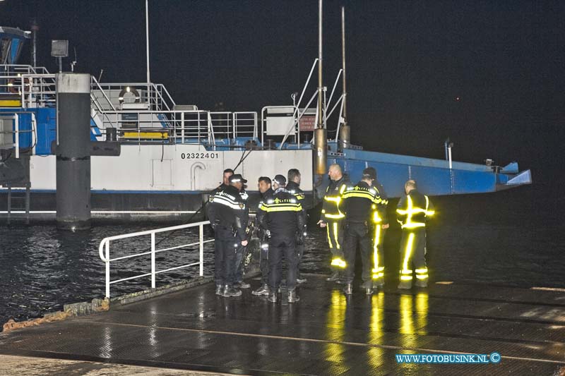 15021907.jpg - FOTOOPDRACHT:Dordrecht:19-02-2015:Vanavond is er op de Provinaleweg in Dordrecht bij de veerpont naar Werkendam, is om onduidelijk reden een auto te water geraakt, de bestuurder kon gered worden, de auto ligt op een plaats waar de veerpont moet aanmeren,later op de avond zal de auto geborgen worden er moest eerst een particuliere duikbedrijf komen om de auto op te zoeken een aan de sleep kabbel van de takelwagen aangekoppeld worden. Tegelijk was er ook een Achter volgeling gaande al waar een agent was aangereden, of deze 2 zaken met elkaar te linken zijn is nog onbekend.  Deze digitale foto blijft eigendom van FOTOPERSBURO BUSINK. Wij hanteren de voorwaarden van het N.V.F. en N.V.J. Gebruik van deze foto impliceert dat u bekend bent  en akkoord gaat met deze voorwaarden bij publicatie.EB/ETIENNE BUSINK