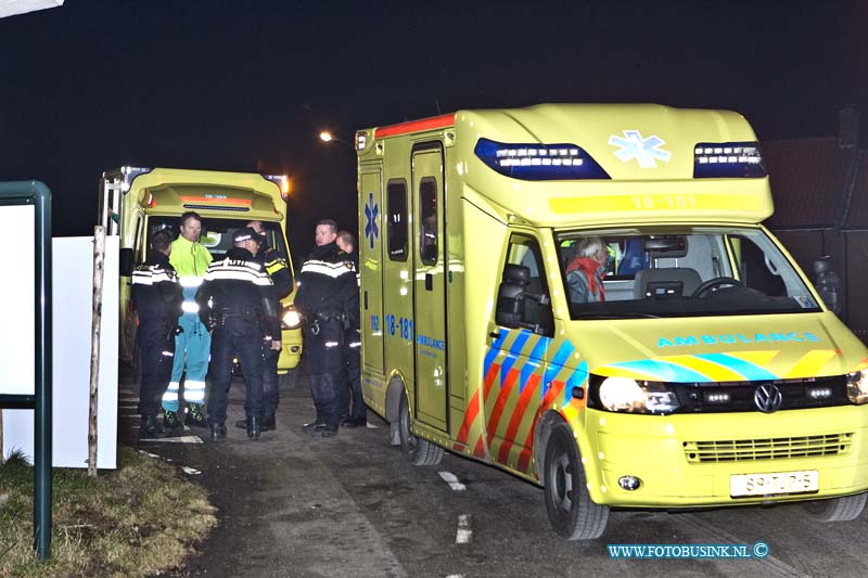 15021908.jpg - FOTOOPDRACHT:Dordrecht:19-02-2015:Vanavond is er op de Provinaleweg in Dordrecht bij de veerpont naar Werkendam, is om onduidelijk reden een auto te water geraakt, de bestuurder kon gered worden, de auto ligt op een plaats waar de veerpont moet aanmeren,later op de avond zal de auto geborgen worden er moest eerst een particuliere duikbedrijf komen om de auto op te zoeken een aan de sleep kabbel van de takelwagen aangekoppeld worden. Tegelijk was er ook een Achter volgeling gaande al waar een agent was aangereden, of deze 2 zaken met elkaar te linken zijn is nog onbekend.  Deze digitale foto blijft eigendom van FOTOPERSBURO BUSINK. Wij hanteren de voorwaarden van het N.V.F. en N.V.J. Gebruik van deze foto impliceert dat u bekend bent  en akkoord gaat met deze voorwaarden bij publicatie.EB/ETIENNE BUSINK