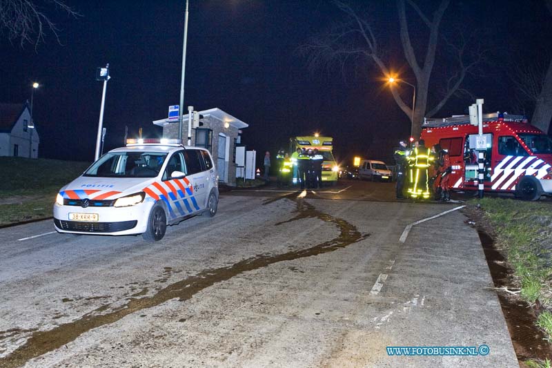 15021909.jpg - FOTOOPDRACHT:Dordrecht:19-02-2015:Vanavond is er op de Provinaleweg in Dordrecht bij de veerpont naar Werkendam, is om onduidelijk reden een auto te water geraakt, de bestuurder kon gered worden, de auto ligt op een plaats waar de veerpont moet aanmeren,later op de avond zal de auto geborgen worden er moest eerst een particuliere duikbedrijf komen om de auto op te zoeken een aan de sleep kabbel van de takelwagen aangekoppeld worden. Tegelijk was er ook een Achter volgeling gaande al waar een agent was aangereden, of deze 2 zaken met elkaar te linken zijn is nog onbekend.  Deze digitale foto blijft eigendom van FOTOPERSBURO BUSINK. Wij hanteren de voorwaarden van het N.V.F. en N.V.J. Gebruik van deze foto impliceert dat u bekend bent  en akkoord gaat met deze voorwaarden bij publicatie.EB/ETIENNE BUSINK